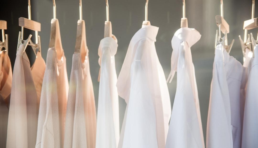How to Properly Clean Out Your Closet  Cover Photo